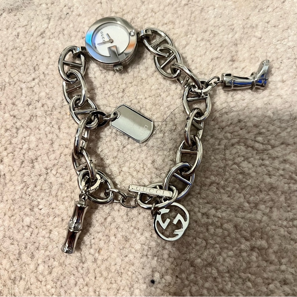 Gucci Mother of Pearl Dial Charm Bracelet Watch Silver - Picture 3 of 4